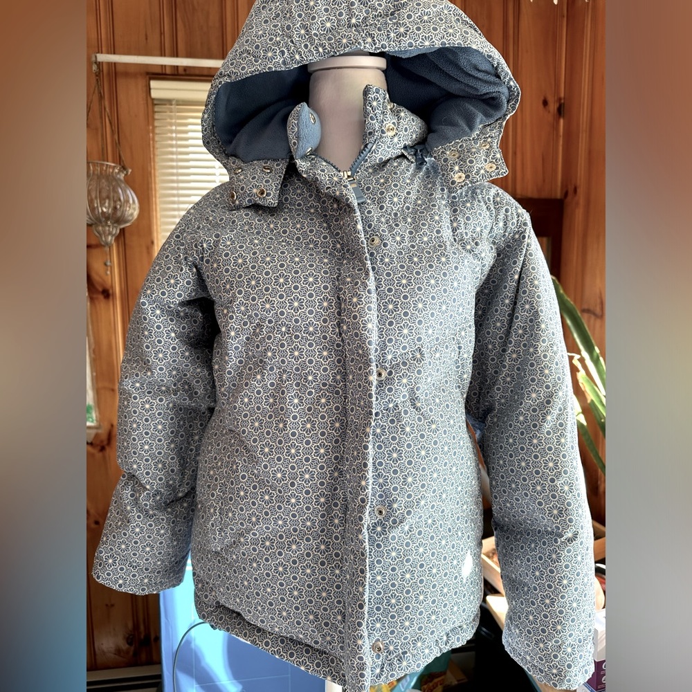 Puffy winter coat in EUC, blue/white geometric pattern, fleece lined. The Gap